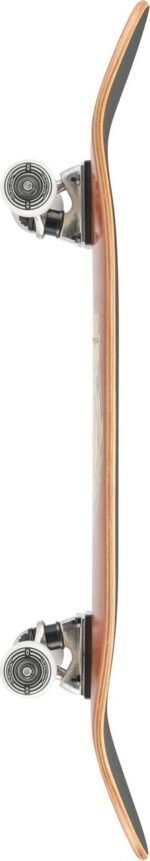 Skateboard met houten deck en wielen voor buitengebruik.