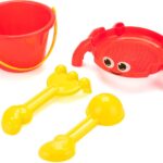 Kleine zomerspeelgoed set met emmertje, krab en zandvormen voor kinderen, kleurrijk en leuk.