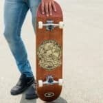 Skateboard met Osprey-logo en houten deck, klaar voor buitensport en skateboardplezier.