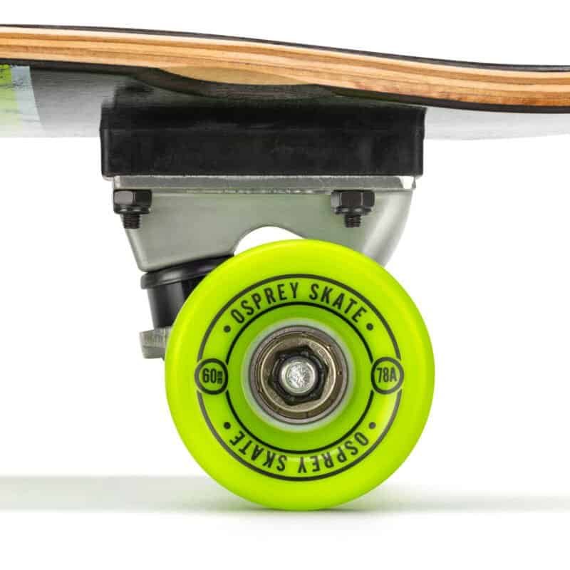 Wielrennend skateboard met groene Osprey Skatewiel en houten deck.