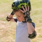 Helm en beschermers voor skateboarden en buitensporten voor kinderen.