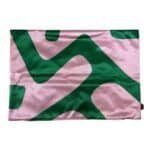 Handdoek metGroene en Roze abstracte print voor buiten, ideaal voor op het strand of in de tuin.