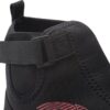 Chaussure de patinage flexible en noir avec fermeture velcro réglable.