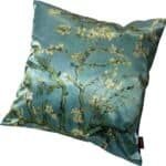 Kussensloop met Van Gogh bloesemmotief in blauw en goud.