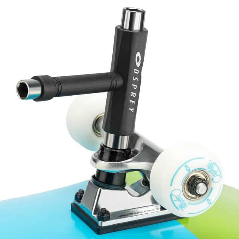 Chariot de skateboard Hogeresens avec roues blanches et bande adhésive noire pour s'amuser en plein air.