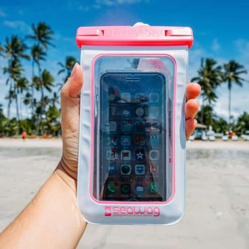 Waterproof smartphone bag for outdoor use, ideal for beaches and water sports.