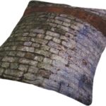 Een decoratief kussen met een print van een oude, verweerde stenen muur.