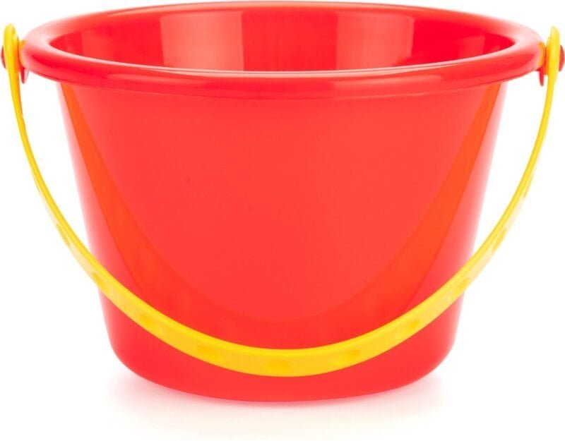 Small red bucket with yellow handles for outdoor play and sandbox využití.