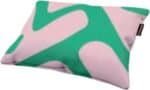 Kussen met groene en roze abstracte patronen voor buitengebruik.