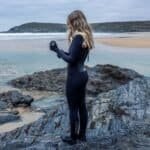 Comfortabele wetsuit voor buitensporten bij de zee.