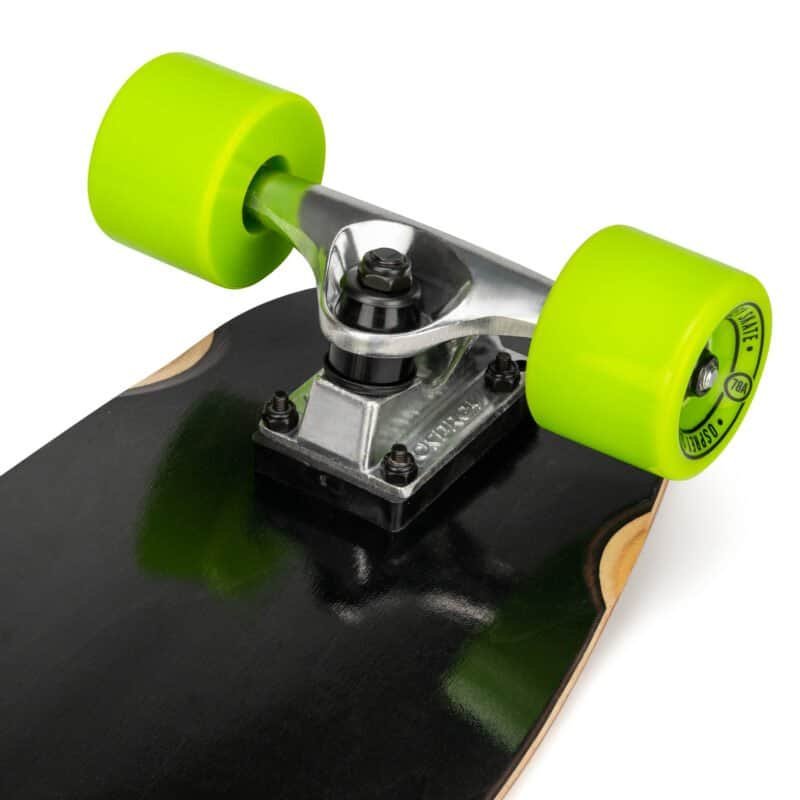 High-energie skateboard met groene wielen en Technische trucks op een zwart deck voor outdoor plezier.