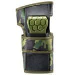 Kleine legergroene en zwarte camouflage sportetui met klittenband en hexagonale details.
