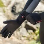 Schützender Sk-Outdoor-Handschuh für Wassersport und Outdoor-Aktivitäten.