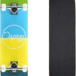 Kinderskateboard met kleurrijk ontwerp en witte wielen.