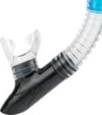 Hoofdfoto van een snorkel met transparante spatlap en zwart mondstuk voor buitensport.