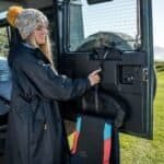 Skater laadt skateboard in voertuig met touw, outdoor setting snowboard beschikbaar voor buitenplezier voor jong en oud.