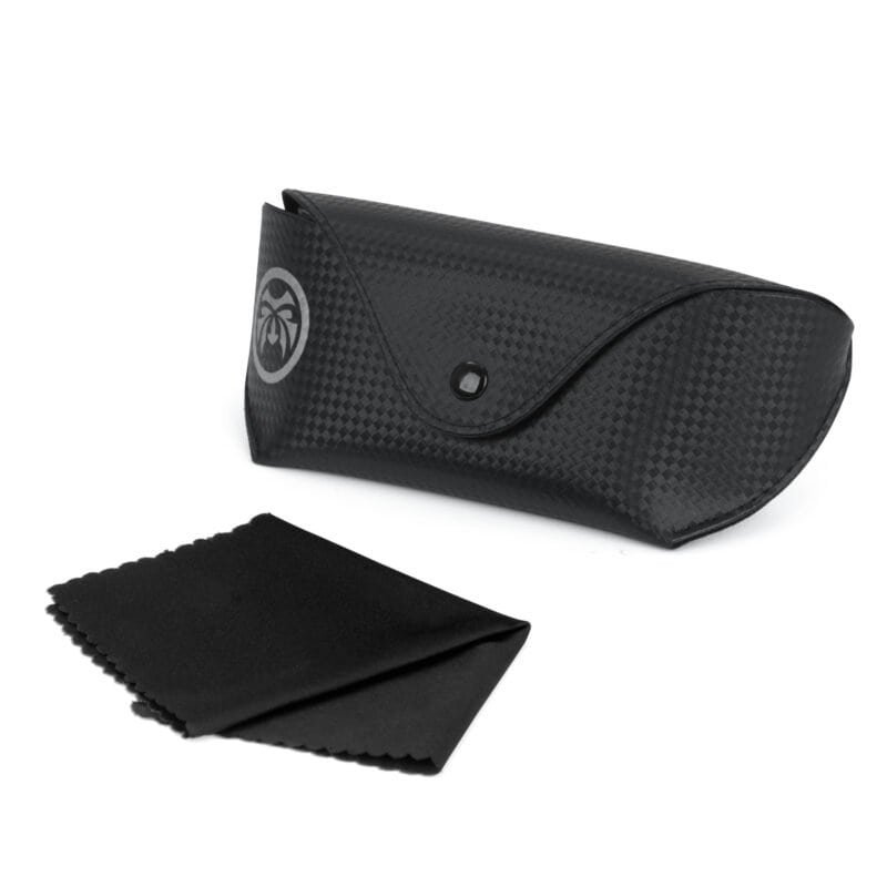 Schwarze Skatetasche und Reinigungstuch für Zubehör und Pflege.