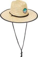 Chapeau de paille avec écusson coloré, idéal pour les activités de plein air.