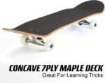 Kleurrijke skateboard met zwart gripdek en witte wielen, ideaal voor buitenplezier.