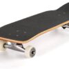 Skateboard met zwarte griplaag en houten rand, witte wielen en metalen trucks voor outdoor skateboarden.