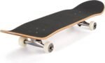 Skateboard met zwarte griplaag en houten rand, witte wielen en metalen trucks voor outdoor skateboarden.