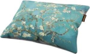 Kussen met bloesemprint op turquoise achtergrond voor buiten en binnengebruik.