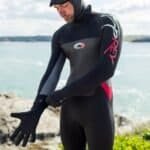 Neoprenanzug und Wassersportbekleidung für Aktivitäten am Strand.