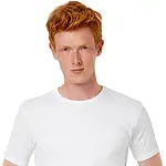 Effen witte T-shirt voor heren, basics gedragen met casual jeans.