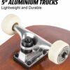 Altt text: Compact aluminium skateboardtruck met witte wielen voor skateboarden.