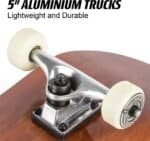 Altt text: Compact aluminium skateboardtruck met witte wielen voor skateboarden.