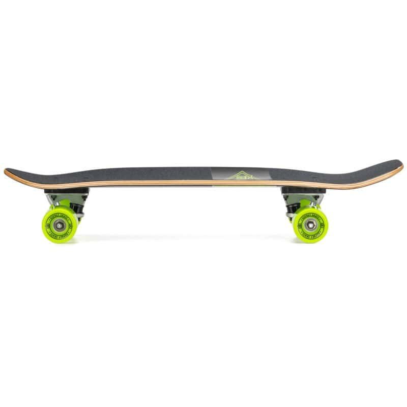 Kleine longboard skateboard met zwarte deck en felgroene wielen. Geschikt voor buitenplezier en skateboarden.