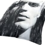 Mooi zwart-wit kussen met een vrouwelijk gezicht en lange haren, perfect voor buiten of binnengebruik.