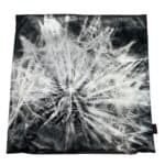 Zwart-wit bloemenprint stof, dandelion ontwerp voor buitenkleding of accessoires.