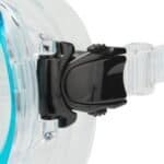 Voorkant van waterglas met klikdeksel en zachte grip, helder en functioneel ontwerp.