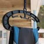 Sleutelhouder voor buiten met skate- en boardaccessoires op een houten plafond.