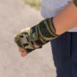 Robuuste camouflage pols- en handbescherming voor outdoor activiteiten.