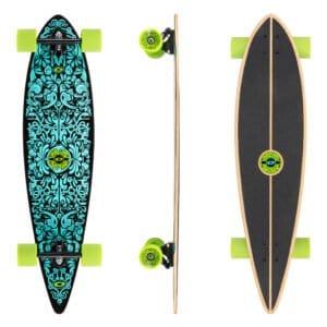 Kunstzinnig skateboard met blauw design en lichtgroene wielen op achtergrond.