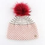 Kwalitatieve wollen pet met rood faux fur pompon voor buitenactiviteiten.