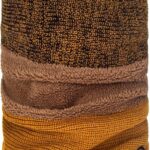 Warm multifunctionele neckwarmer in earthy tones, perfect voor outdoor activiteiten.