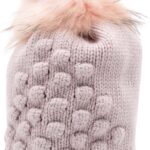 Knitted winter hat met pompom en knoop detail in pastel roze.