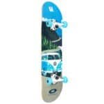 Skateboard coloré avec impression d'un bus Volkswagen et d'une scène de la nature, idéal pour s'amuser en plein air.