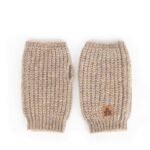 Moufles en tricot beige câlin pour les activités de plein air.