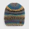 Bonnet d'hiver tricoté multicolore avec étiquette brodée pour les activités de plein air et une protection élégante contre le froid.