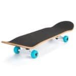 Fête, skateboard avec revêtement noir et roues bleues sur fond blanc.