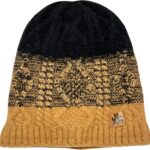 Warm gebreide wintermuts met zwart, bruin en geel patroon.