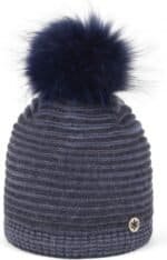 Warme gebreide wintermuts met pompom voor buitengebruik.
