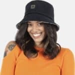 Bürohut aus schwarzem Cord mit Logodetail für lässige Streetwear.