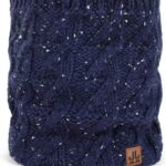 Warme wollen sjaal met kabelpatroon in royalblauw met witte details voor buitengebruik.