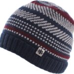 Warme gebreide wintermuts met kleurrijk patroon en metalen logo detail.