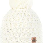 Gebreide witte muts met pompon en gekleurde details.